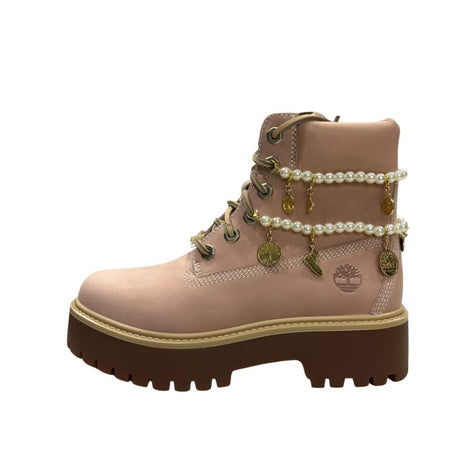 Stivaletto Timberland Stone Street in nubuck rosa con zeppa platform, filo di perle e charms dorati.