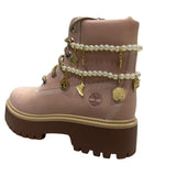 Stivaletto Timberland Stone Street in nubuck rosa con zeppa platform, filo di perle e charms dorati.