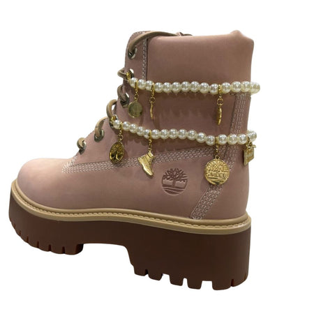 Stivaletto Timberland Stone Street in nubuck rosa con zeppa platform, filo di perle e charms dorati.