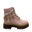 Stivale Timberland rosa in vernice con catena decorativa e charm