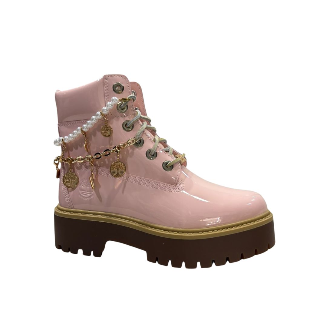 Stivale Timberland rosa in vernice con catena decorativa e charm