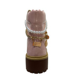 Stivale Timberland rosa in vernice con catena decorativa e charm