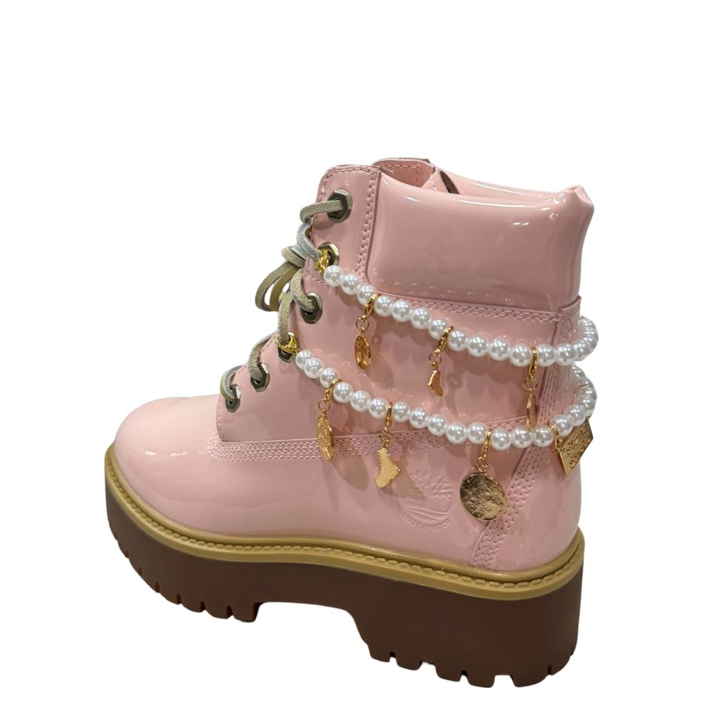 Stivale Timberland rosa in vernice con collana di perle e charm