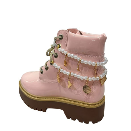 Stivale Timberland rosa in vernice con collana di perle e charm