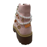 Stivale Timberland rosa in vernice con collana di perle e charm