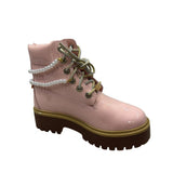 Stivale Timberland rosa in vernice con collana di perle e charm