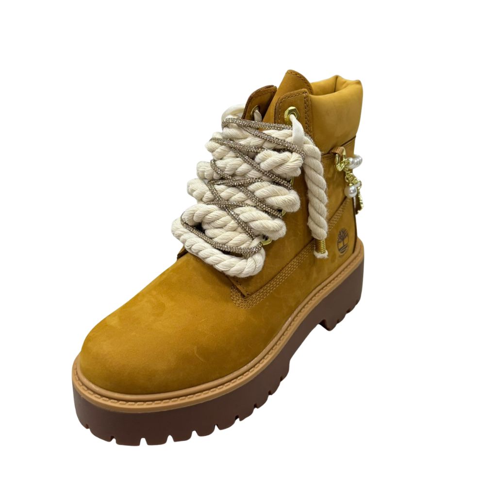 Stivale Timberland wheat con maxi lacci glitterati e charm perle