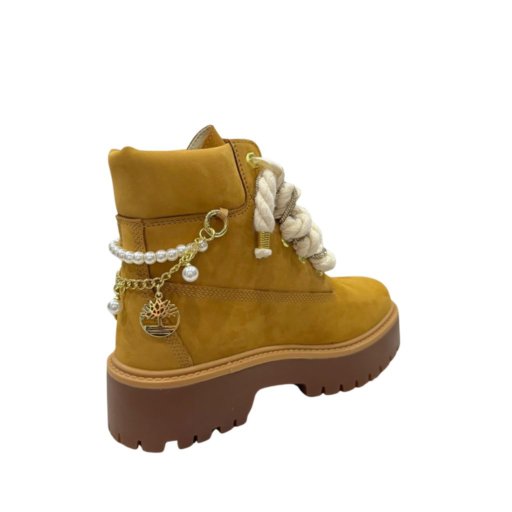 Stivale Timberland wheat con maxi lacci glitterati e charm perle