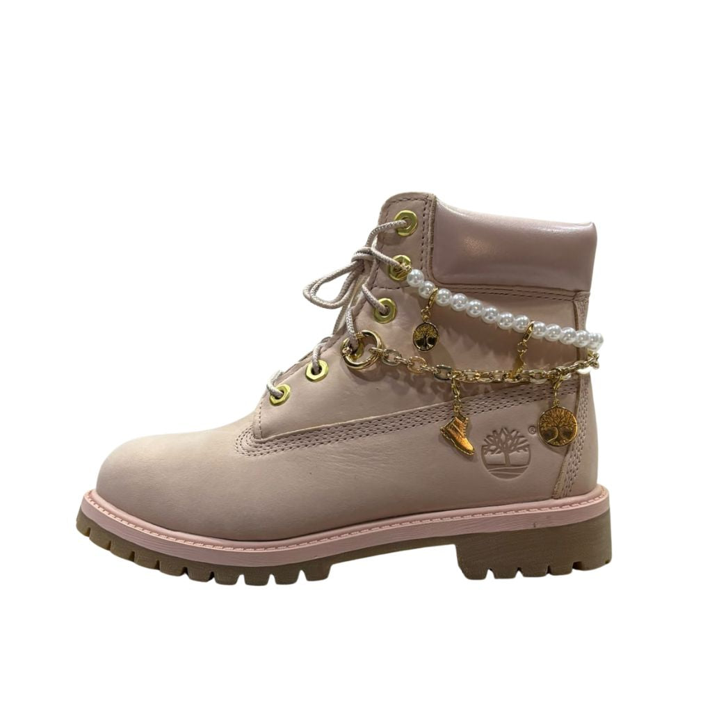 Stivale Timberland rosa con collo perlato e catena decorativa