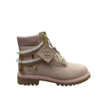 Stivale Timberland rosa con collo perlato e collana decorativa