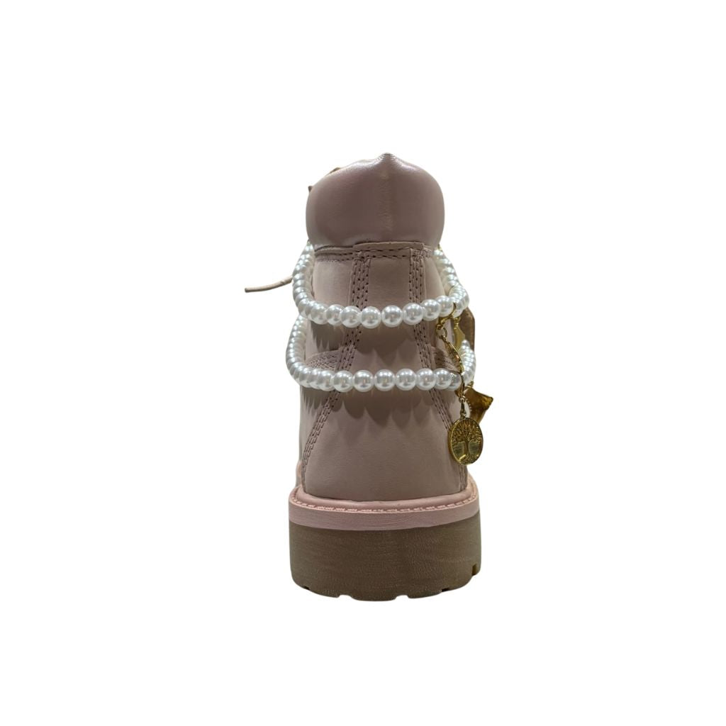 Stivale Timberland rosa con collo perlato e collana decorativa