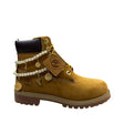Stivale Timberland wheat classico con doppia collana di perle e charm