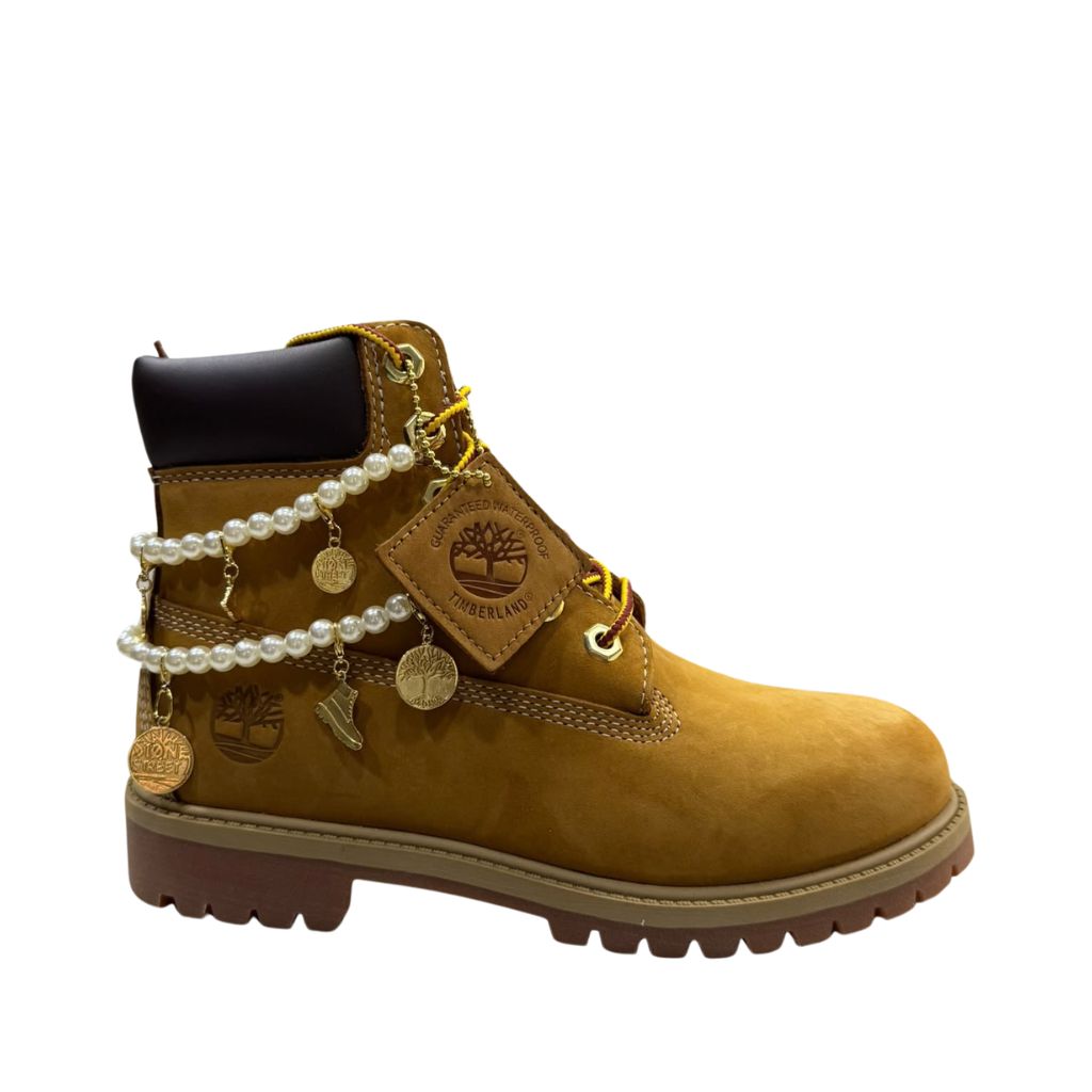 Stivale Timberland wheat classico con doppia collana di perle e charm