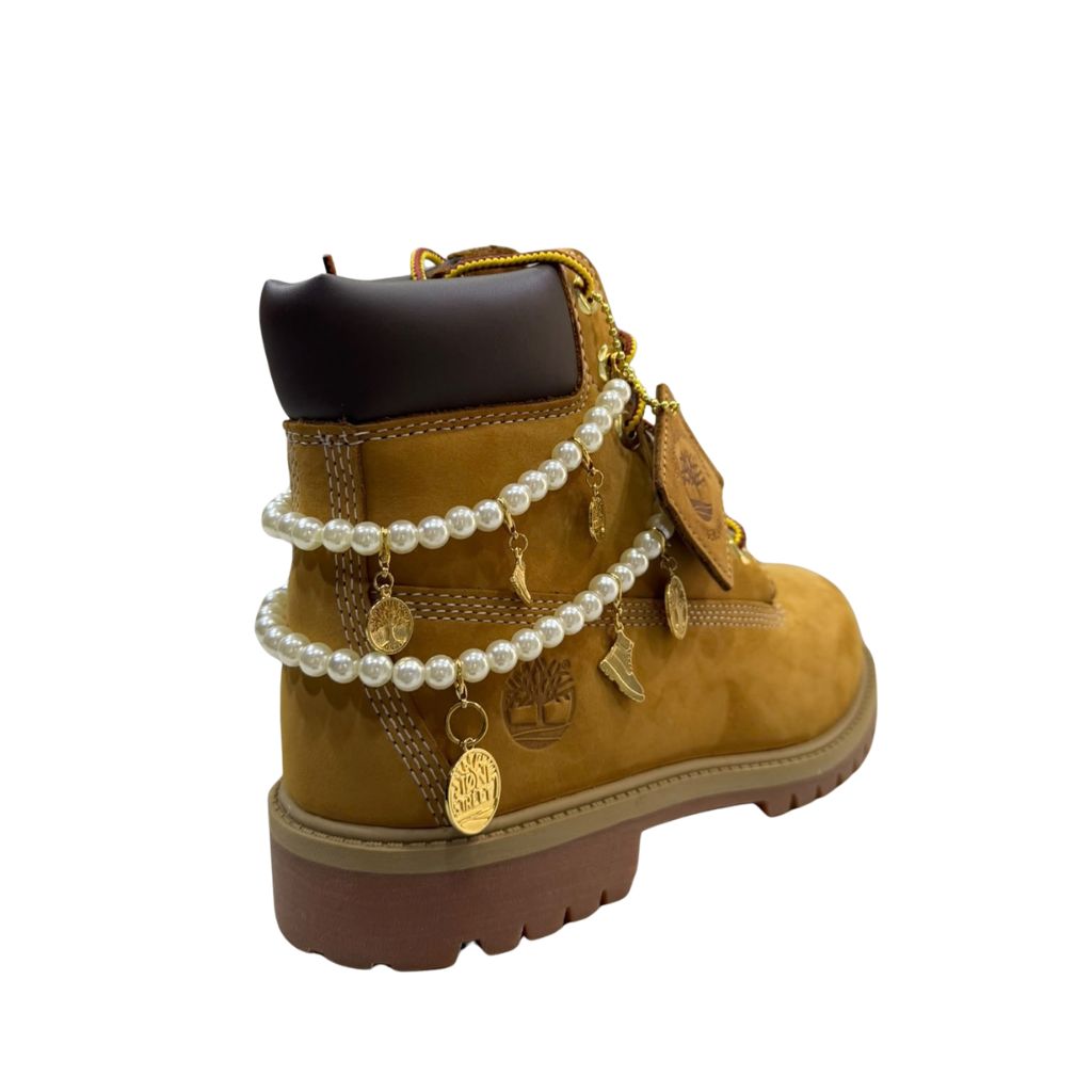 Stivale Timberland wheat classico con doppia collana di perle e charm