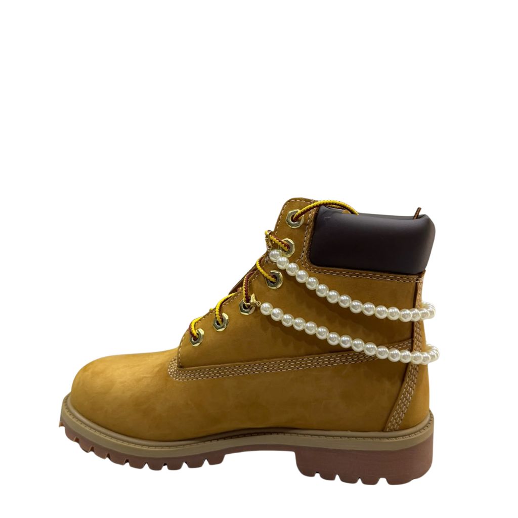 Stivale Timberland wheat classico con doppia collana di perle e charm