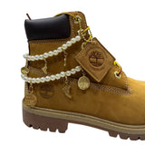 Stivale Timberland wheat classico con doppia collana di perle e charm