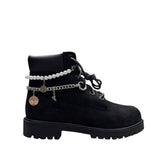 Il kit Catena, Perle e Charms Argento montato su una Timberland 6-Inch nera