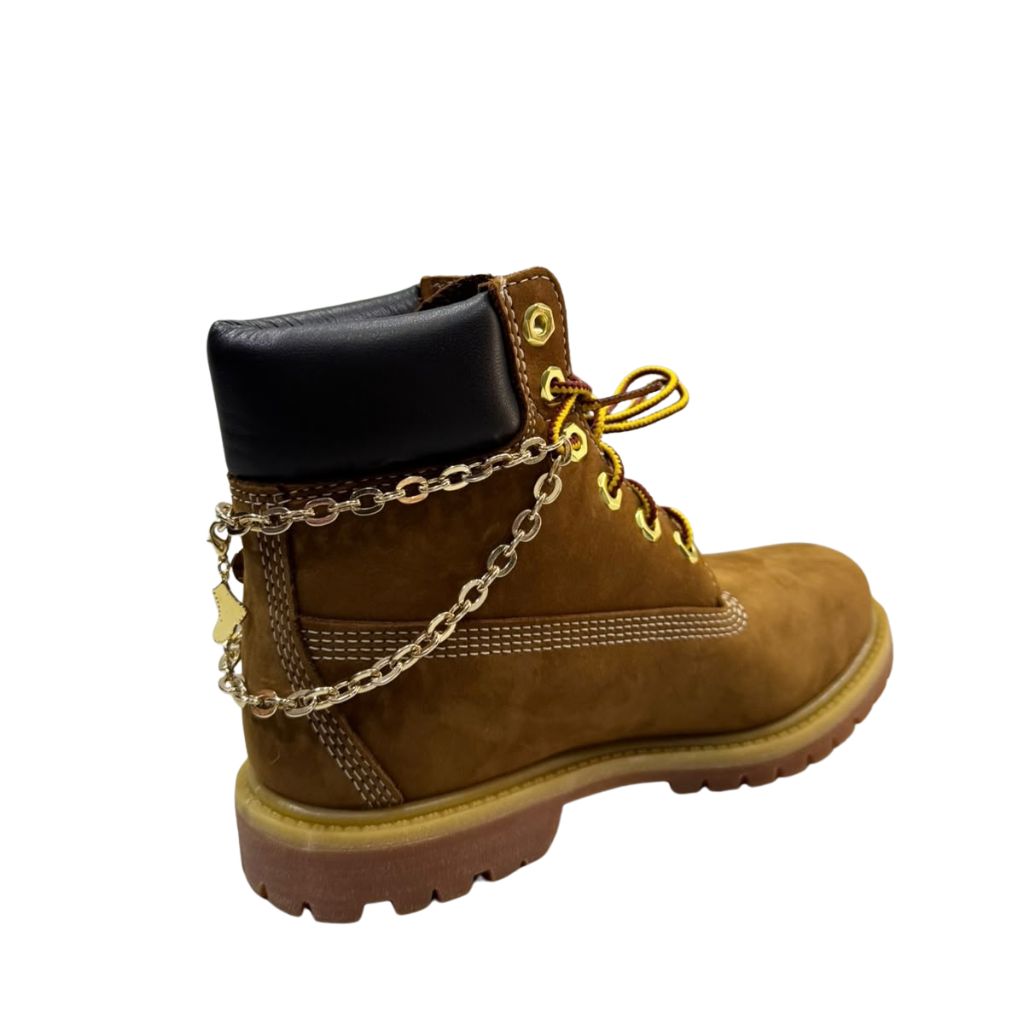 Stivale Timberland marrone con catena decorativa e charm dorati