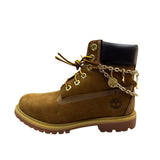 Stivale Timberland marrone con catena decorativa e charm dorati