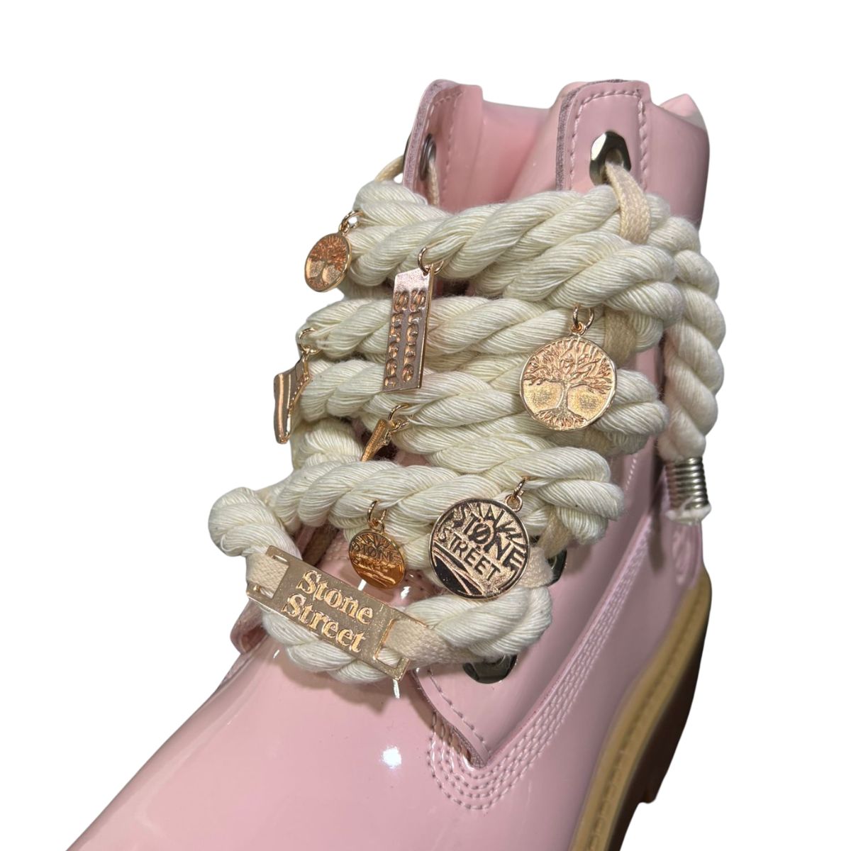 Stivale Timberland Platform Stone Street in vernice rosa cipria con lacci a corda intrecciata e charm in metallo rose gold su suola platform 