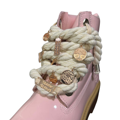 Stivale Timberland Platform Stone Street in vernice rosa cipria con lacci a corda intrecciata e charm in metallo rose gold su suola platform 