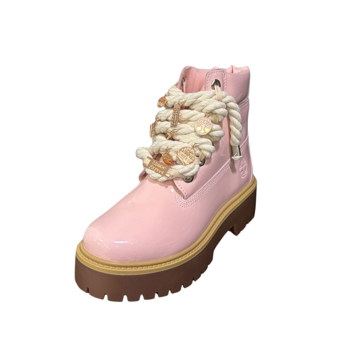 Stivale Timberland Platform Stone Street in vernice rosa cipria con lacci a corda intrecciata e charm in metallo rose gold su suola platform 