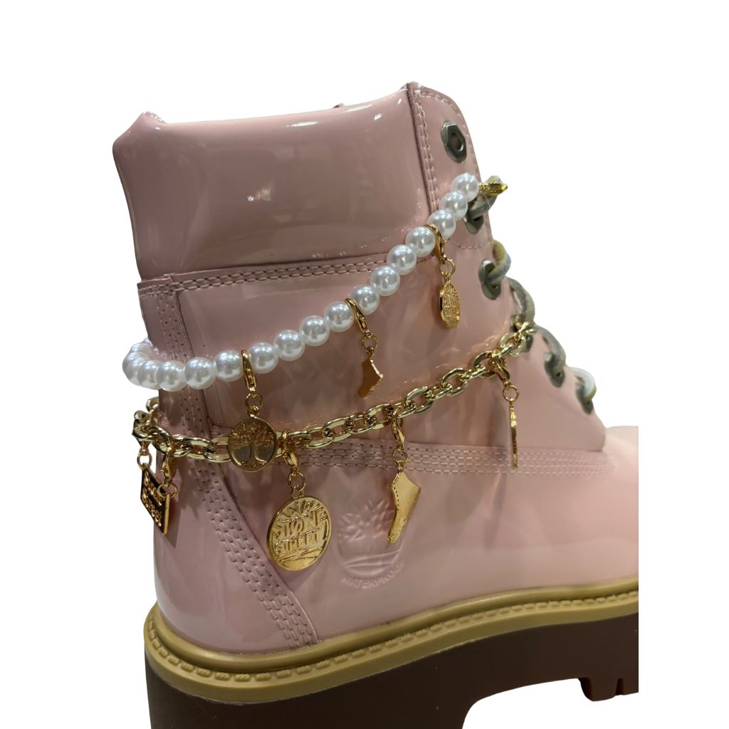 Stivale Timberland rosa in vernice con catena decorativa e charm
