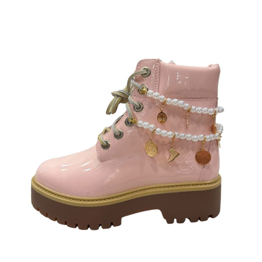 Stivale Timberland rosa in vernice con collana di perle e charm