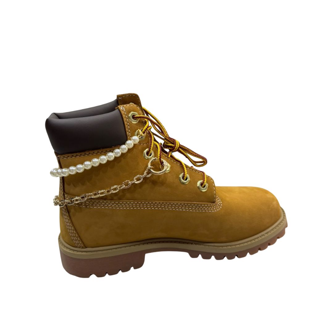 Stivale Timberland wheat classico con catena decorativa e charm dorati