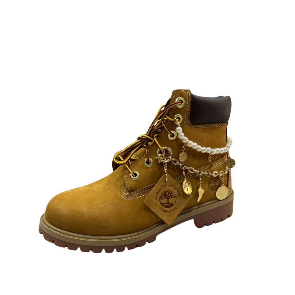 Stivale Timberland wheat classico con catena decorativa e charm dorati