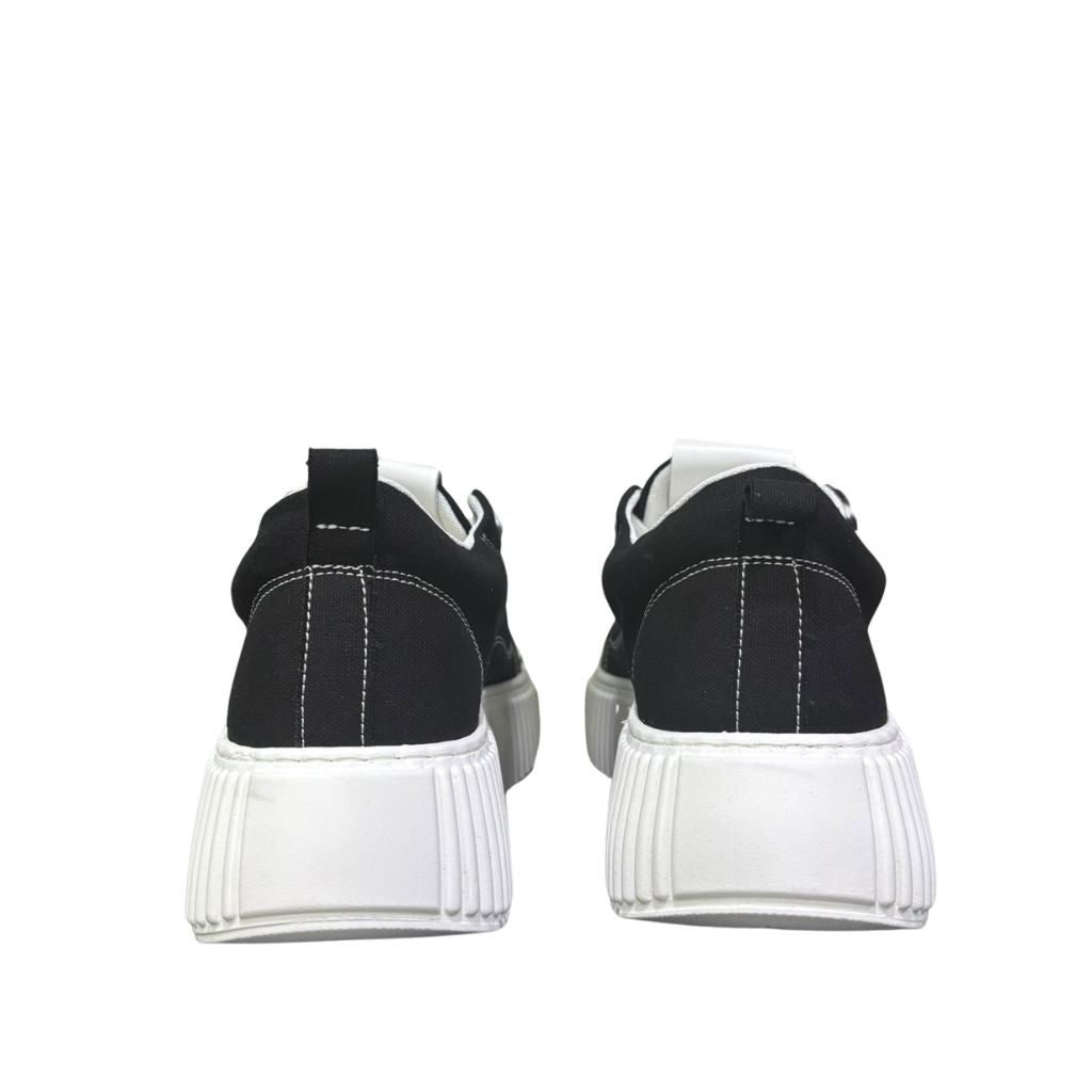 Sneaker uomo Unsolved tela nera cap toe bianco