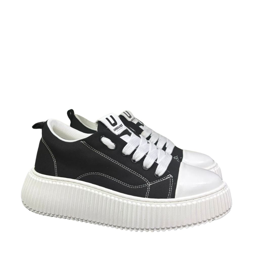 Sneaker uomo Unsolved tela nera cap toe bianco