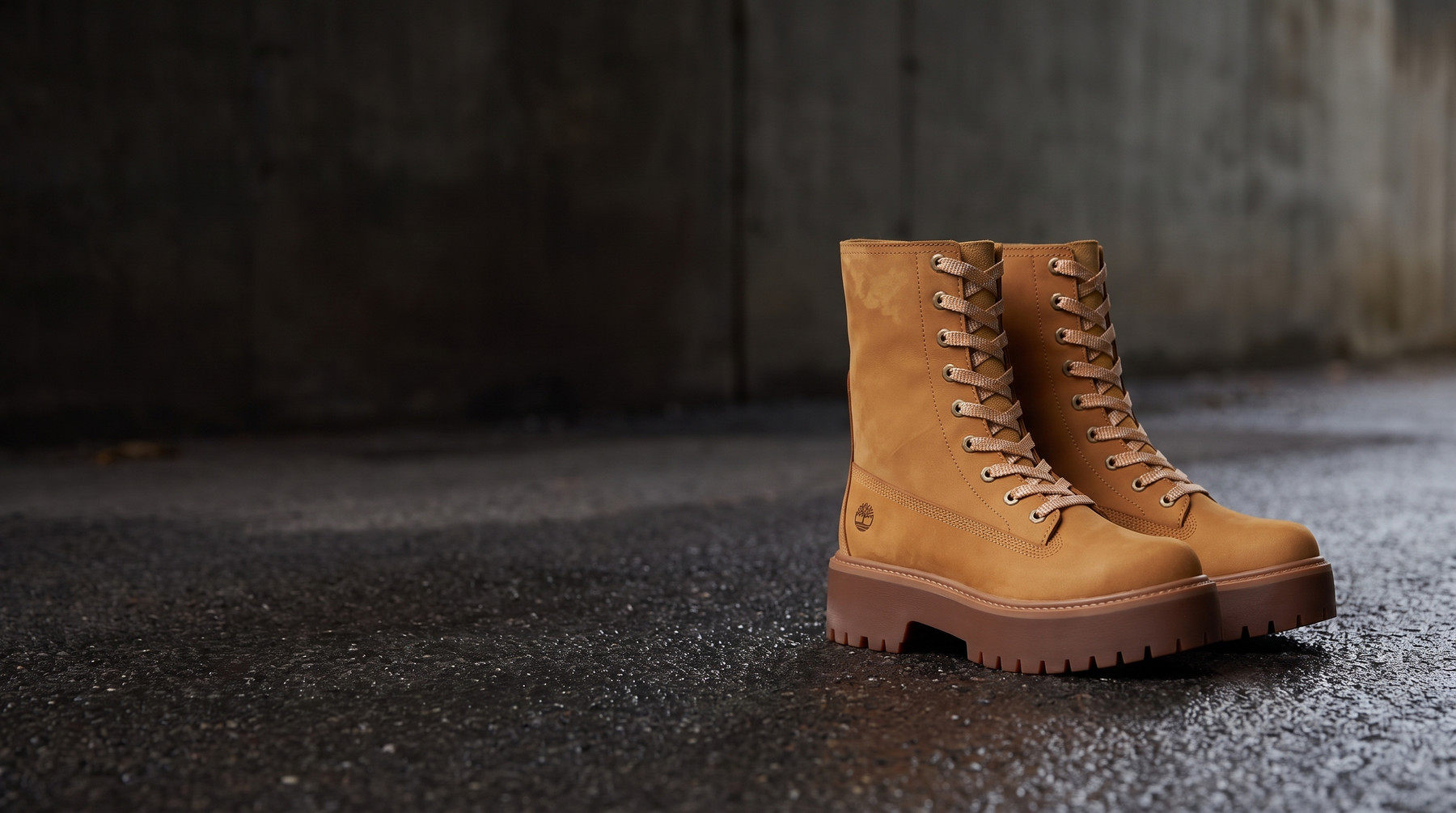 Stivaletto Timberland con plateau su asfalto bagnato