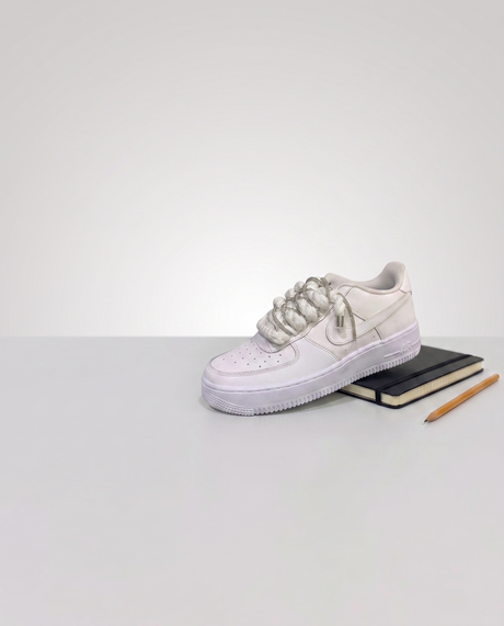 Back to school — Air Force 1 con lacci in corda su quaderno