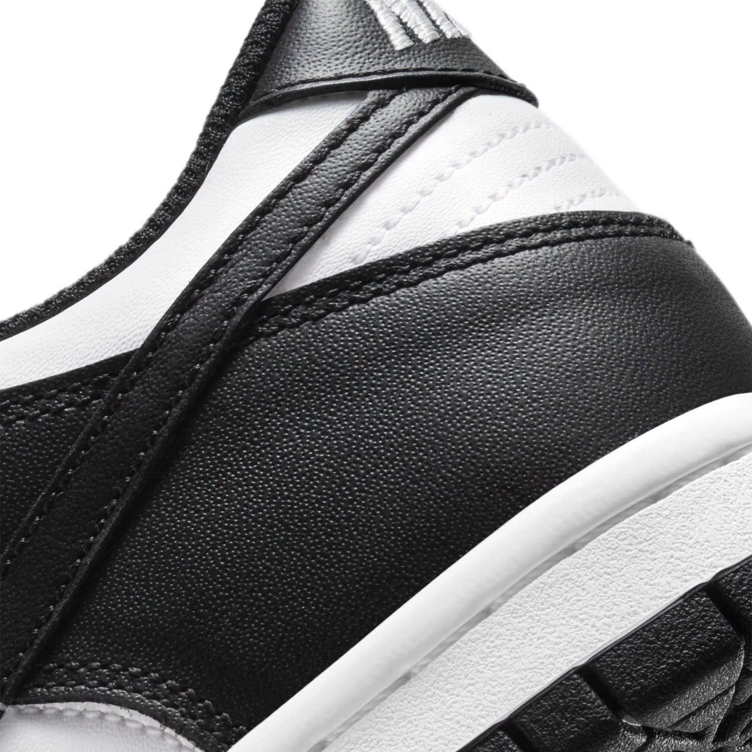 NIKE DUNK LOW RETRO WHITE/BLACK-SUMMIT WHITE|atmos（アトモス） 公式オンラインストア